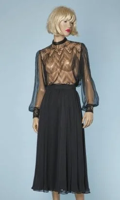 Jupe en mousseline noire froncée sous la taille