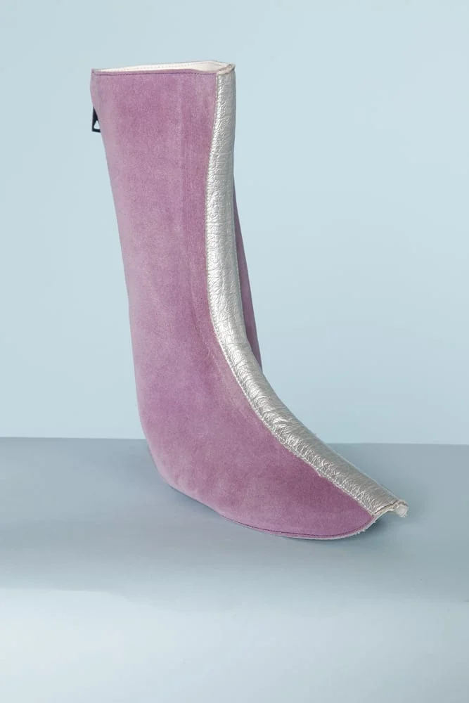 Paire de guêtres 1970 en daim mauve et cuir argent