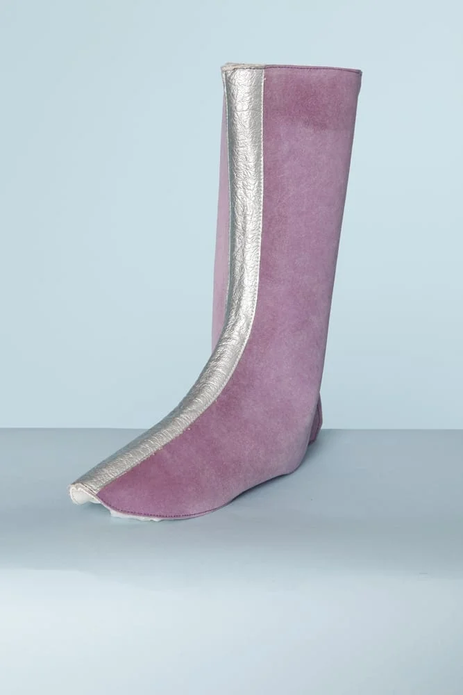Paire de guêtres 1970 en daim mauve et cuir argent – Image 2