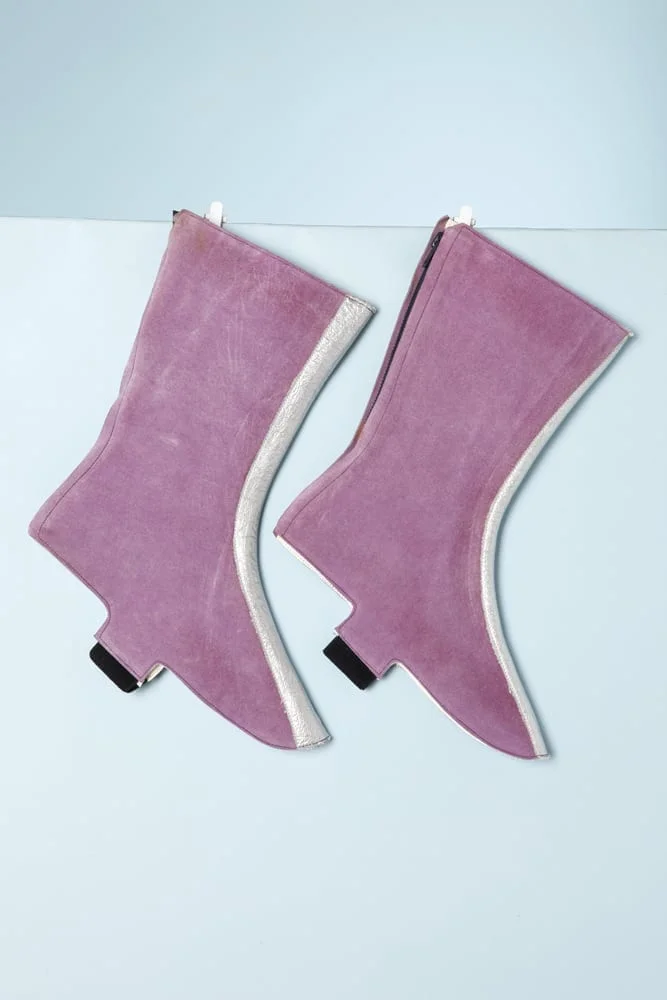 Paire de guêtres 1970 en daim mauve et cuir argent – Image 3