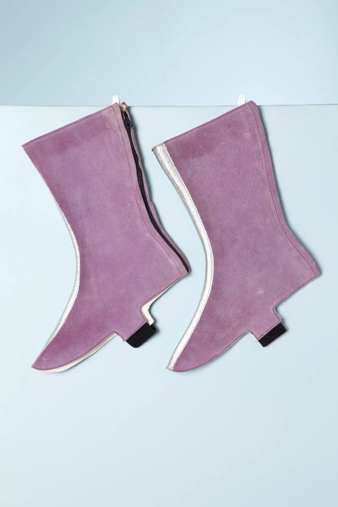 Paire de guêtres 1970 en daim mauve et cuir argent – Image 4