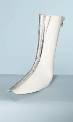 Alternative view of Paire de guêtres en cuir blanc et argent 1970