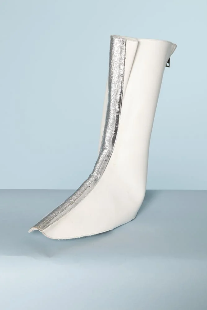 Paire de guêtres en cuir blanc et argent 1970 – Image 2
