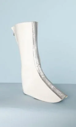 Paire de guêtres en cuir blanc et argent 1970