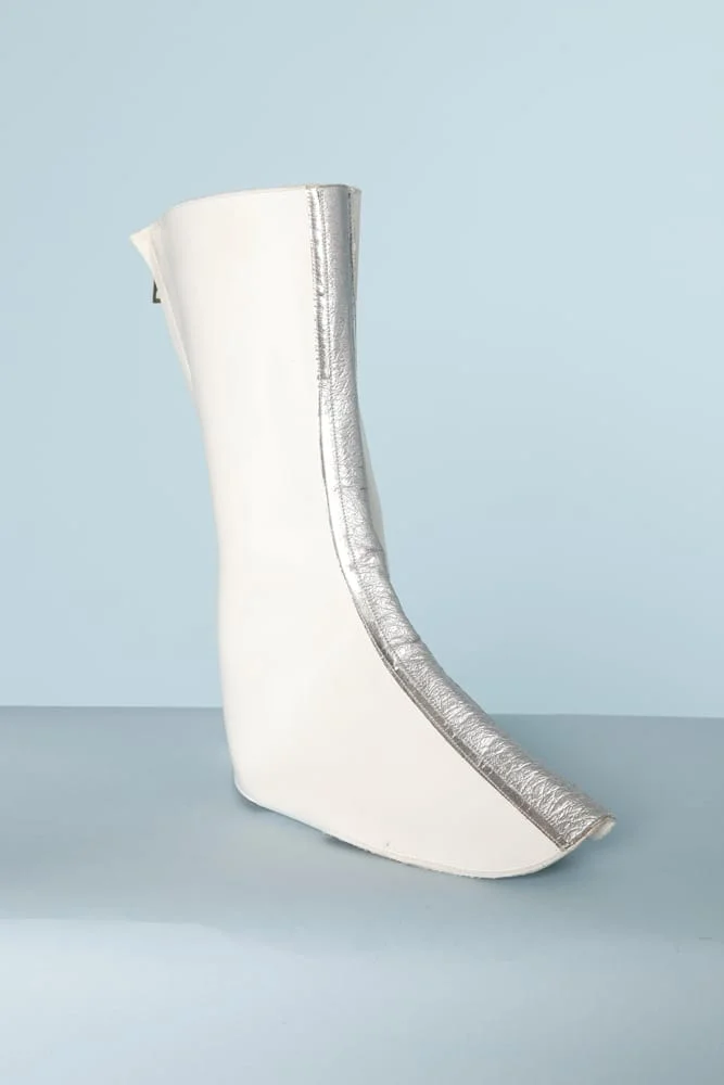 Paire de guêtres en cuir blanc et argent 1970