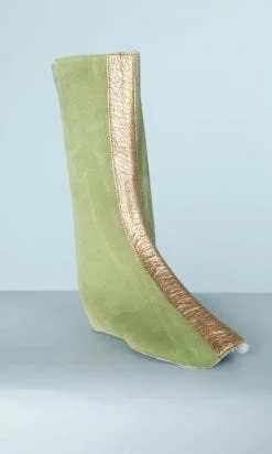 Paire de guêtres 1970 en daim vert et cuir or