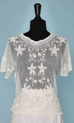Tunique en tulle blanc brodée 1920