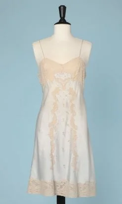 Combinaison en satin de soie bleue incrustée de dentelle 1930