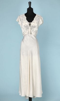 Chemise de nuit en satin blanc avec applications et dentelles
