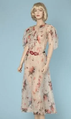 Robe en mousseline blanche imprimée de fleurs rouges et roses