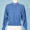 n5476_pull_1950_bleu_ourle_motifs_rayures_bleues_blanches_autour_col_taille_40_pic003