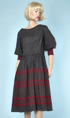 n5483_robe_1950_lin_gris_brode_frises_rouges_taille_40_42_pic005