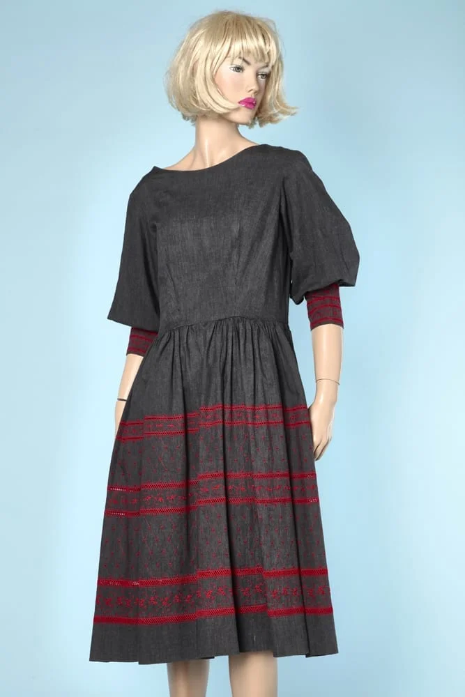 n5483_robe_1950_lin_gris_brode_frises_rouges_taille_40_42_pic005