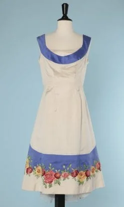 n5832_robe_1950_soie_blanc_casse_bleu_applications_motifs_fleurs_imprimees_brodees_relief_taille_40_pic001