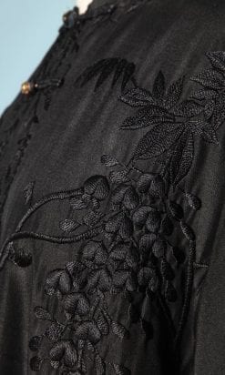 n5855_manteau_1930_soie_noirebrode_glycines_boutons_dores_taille_40_pic001