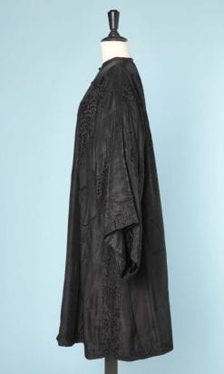 n5855_manteau_1930_soie_noirebrode_glycines_boutons_dores_taille_40_pic001