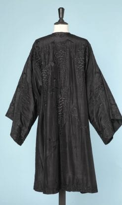 n5855_manteau_1930_soie_noirebrode_glycines_boutons_dores_taille_40_pic001