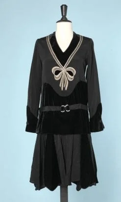 n5877_robe_1925_crepe_noir_velours_broderie_noeud_devant_taille_38_pic001