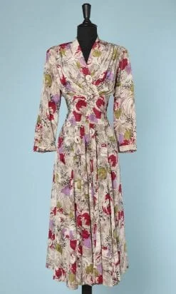 n5886_robe_1940_rayonne_imprime_rouge_vert_mauve_beige_blanc_col_v_fronce_taille_40_pic001