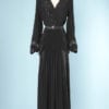 n5899_robe_longue_crepe_noire1940_plis_drapes_hanches_clous_dores_passementeries_bandes_satin_manches_smokes_ventre_epaulettes_taille_40_42_pic001