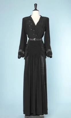 n5899_robe_longue_crepe_noire1940_plis_drapes_hanches_clous_dores_passementeries_bandes_satin_manches_smokes_ventre_epaulettes_taille_40_42_pic001