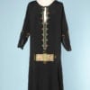 n5907_robe_1925_crepe_noir_brode_perles_couleurs_carrees_lacets_verts_bas_manches_crepe_mousseline_pic001