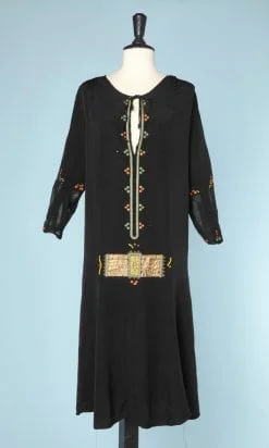 n5907_robe_1925_crepe_noir_brode_perles_couleurs_carrees_lacets_verts_bas_manches_crepe_mousseline_pic001