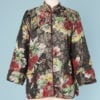 n5909_veste_satin_noir_jacquard_fleurs_rouge_jaune_vert_lame_or_lisere_satin_rouge_col_mao_double_boutons_taille_42_pic001