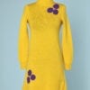 n5920_robe_laine_tricote_jaune_applications_motifs_crochet_violet_taille_36_pic001