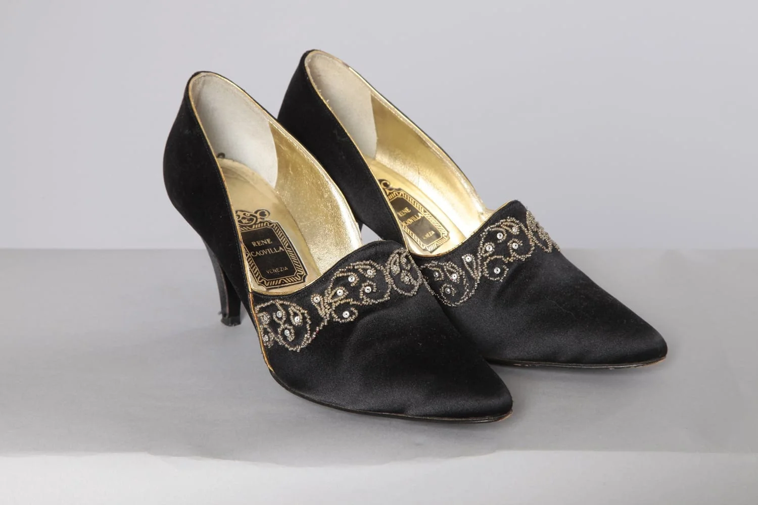 n2547_chaussures_satin_noires_brodees_or_rene_caovilla_pic001
