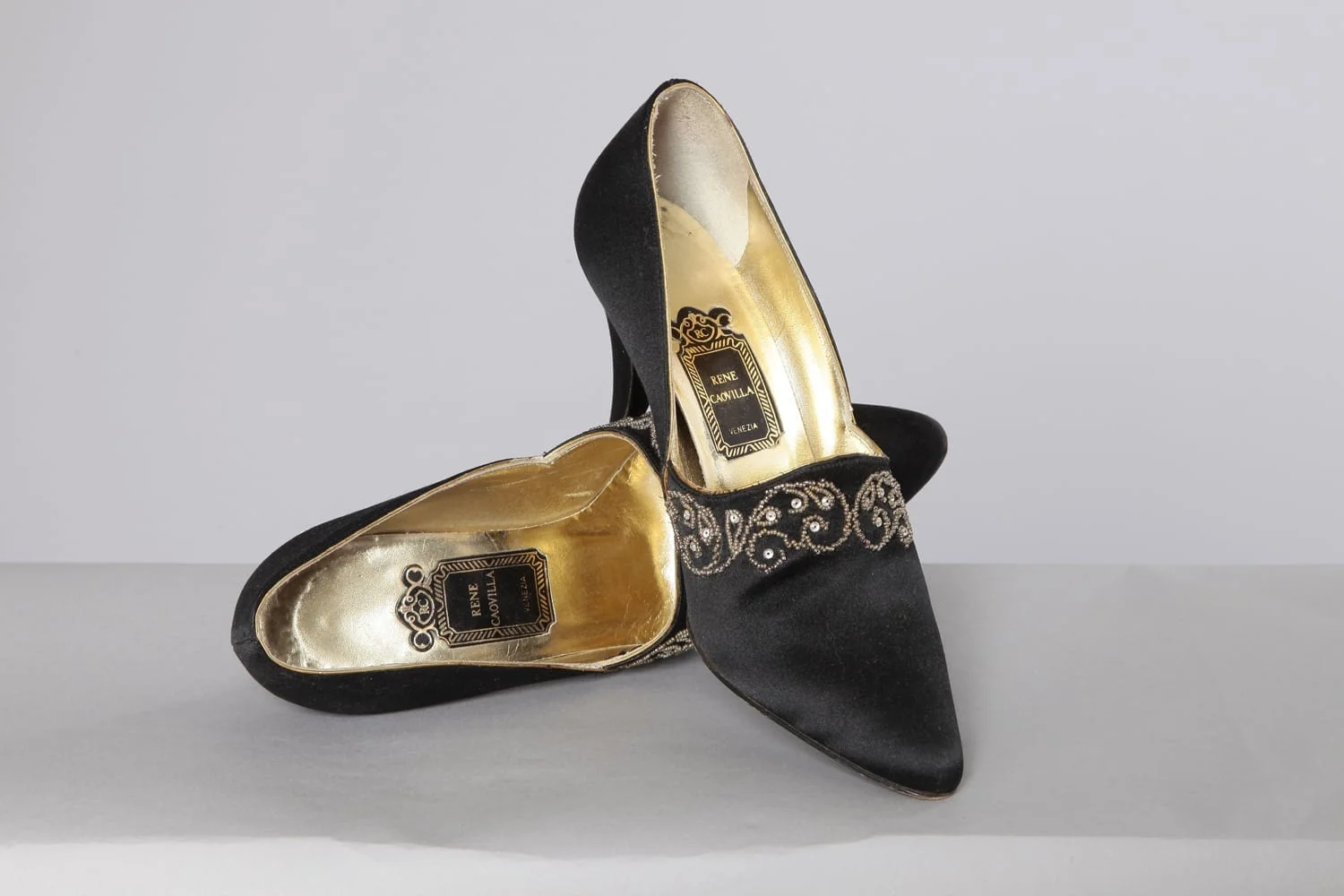 n2547_chaussures_satin_noires_brodees_or_rene_caovilla_pic001