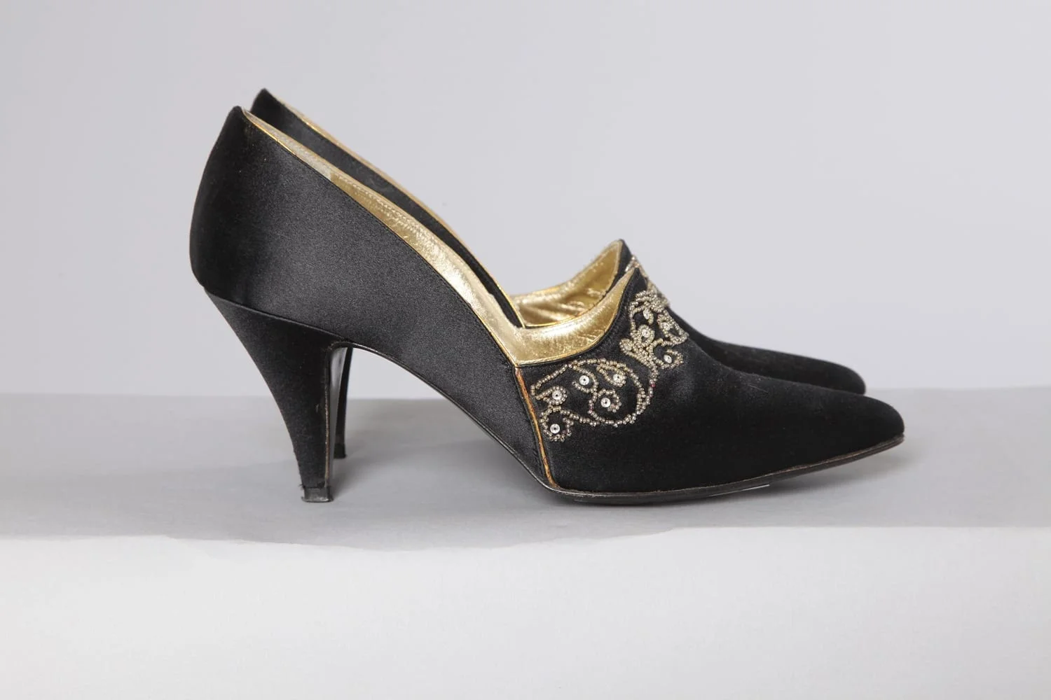 n2547_chaussures_satin_noires_brodees_or_rene_caovilla_pic001