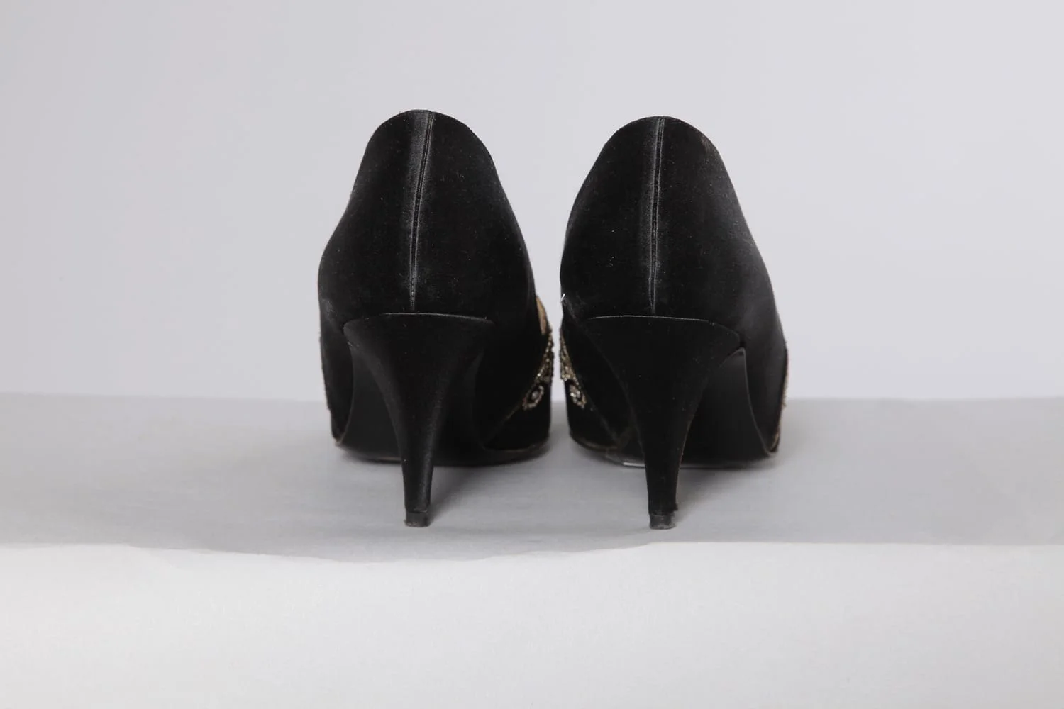 n2547_chaussures_satin_noires_brodees_or_rene_caovilla_pic001