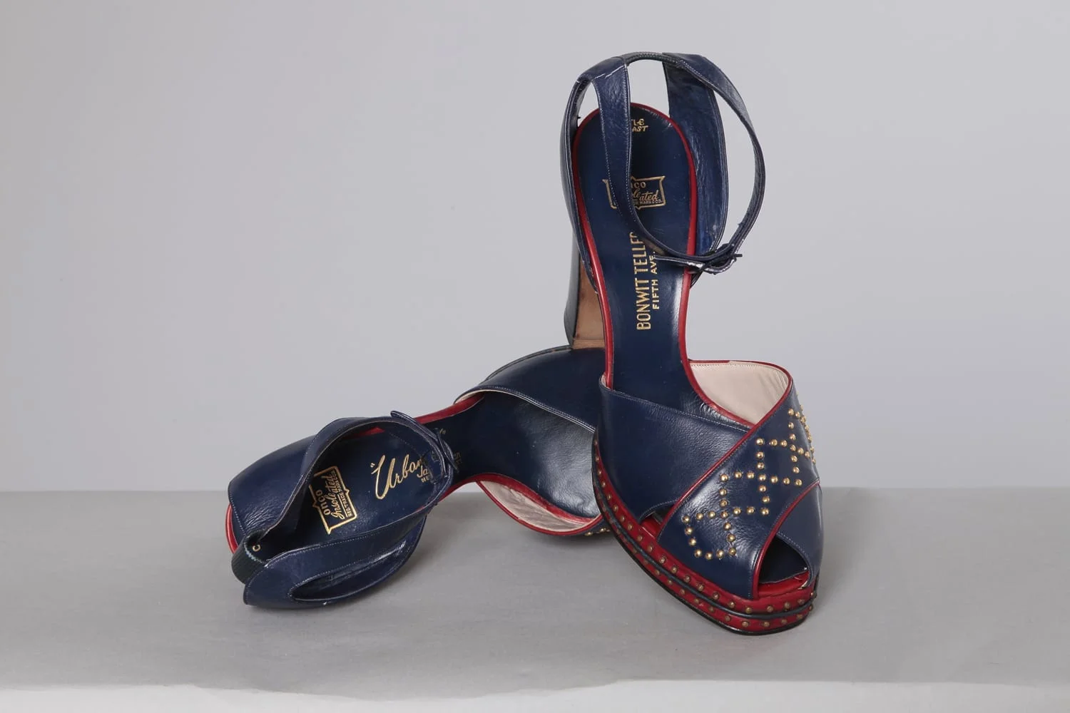 n2568_chaussures_bicolores_marine_rouge_clous_1940_pic002