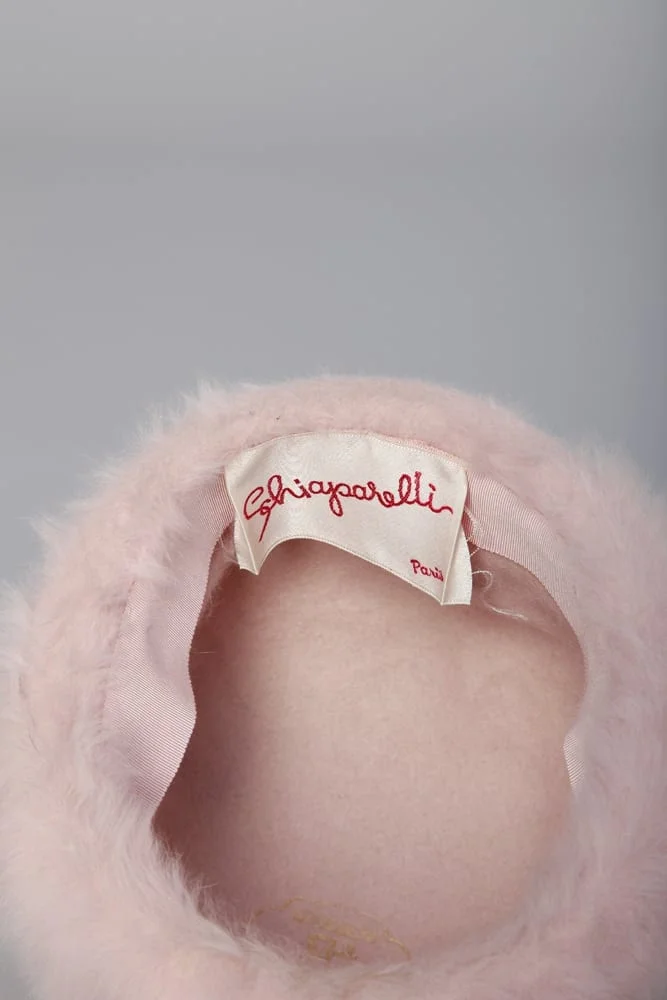 n2571_chapeau_rose_schiaparelli_pic001