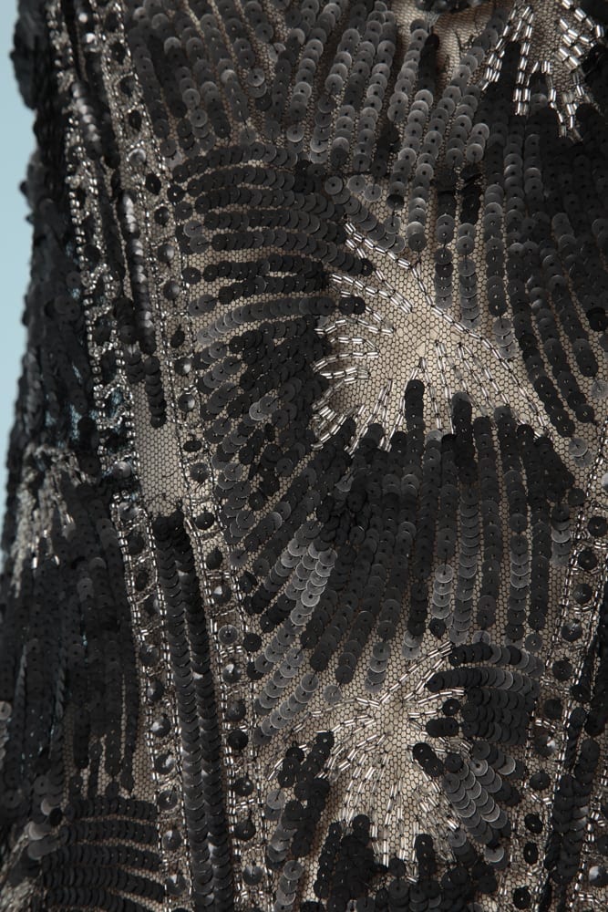 n5802_robe_1925_tulle_brode_paillettes_mates_perles_argentees_taille_38_40_pic001