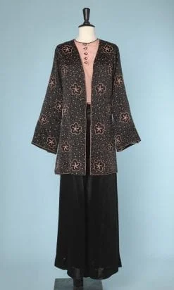 n5817_ensemble_veste_noire_brodee_pantalon_satin_1930_taille_40_pic001