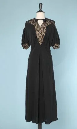 n6013_robe_1930_crepe_noir_motifs_or_peints_fronces_passementeries_taille_36_38_pic001