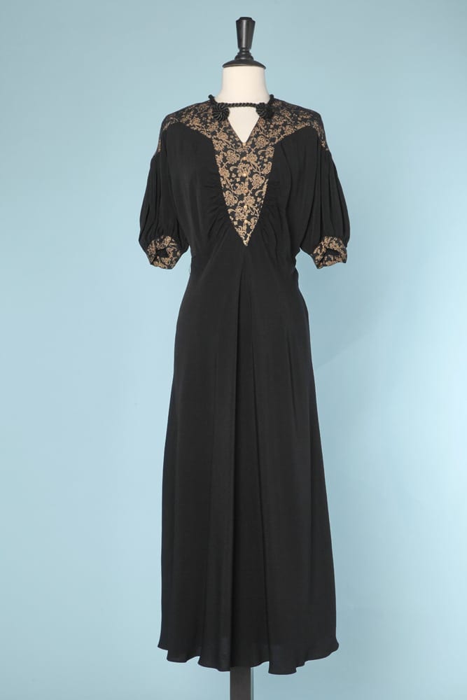 n6013_robe_1930_crepe_noir_motifs_or_peints_fronces_passementeries_taille_36_38_pic001