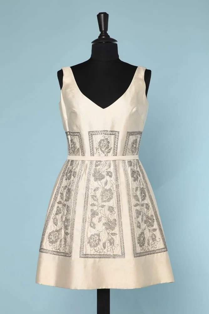 n6018_robe_1960_soie_sauvage_brodee_perles_argentees_taille_38_40_pic001