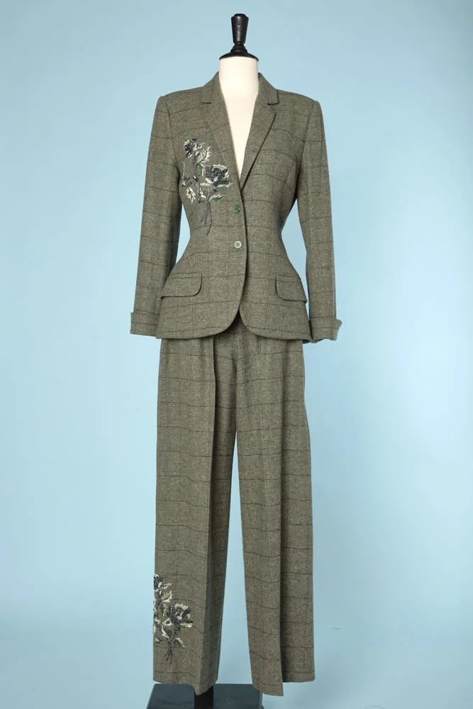 n6232_tailleur_pantalon_lainage_carreaux_brode_motifs_perles_givenchy_couture_taille_40_pic001