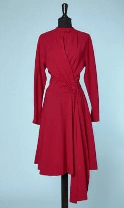 n6248_robe_1940_lainage_rouge_col_plisse_arrondi_boucle_pic001