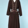 n6254_robe_1940_crepe_marron_brodee_fils_or_petits_pompoms_chenille_gris_pic001