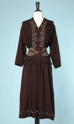 n6254_robe_1940_crepe_marron_brodee_fils_or_petits_pompoms_chenille_gris_pic001
