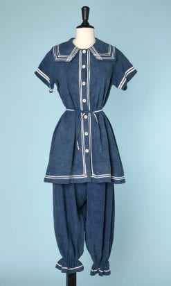Maillot de bain en lin bleu à col marin vers 1900