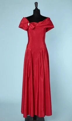 Longue robe en faille rouge à col bateau avec nœud cousu d'un strass