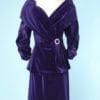 Tailleur jupe en velours de soie violet et boucle en strass