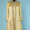 n6366_tailleur_robe_manteau_1960_brocard_blanc_irise_vert_or_brode_perles_argentees_38_pic001