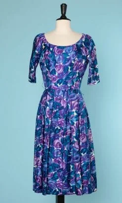 n6381_robe_satin_blanc_imprime_violet_bleu_suzie_perette_34_36_pic001