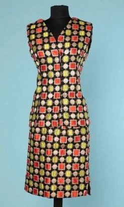 n6388_tailleur_jupe_1970_satin_noir_broche_carres_verts_oranges_or_38_pic001